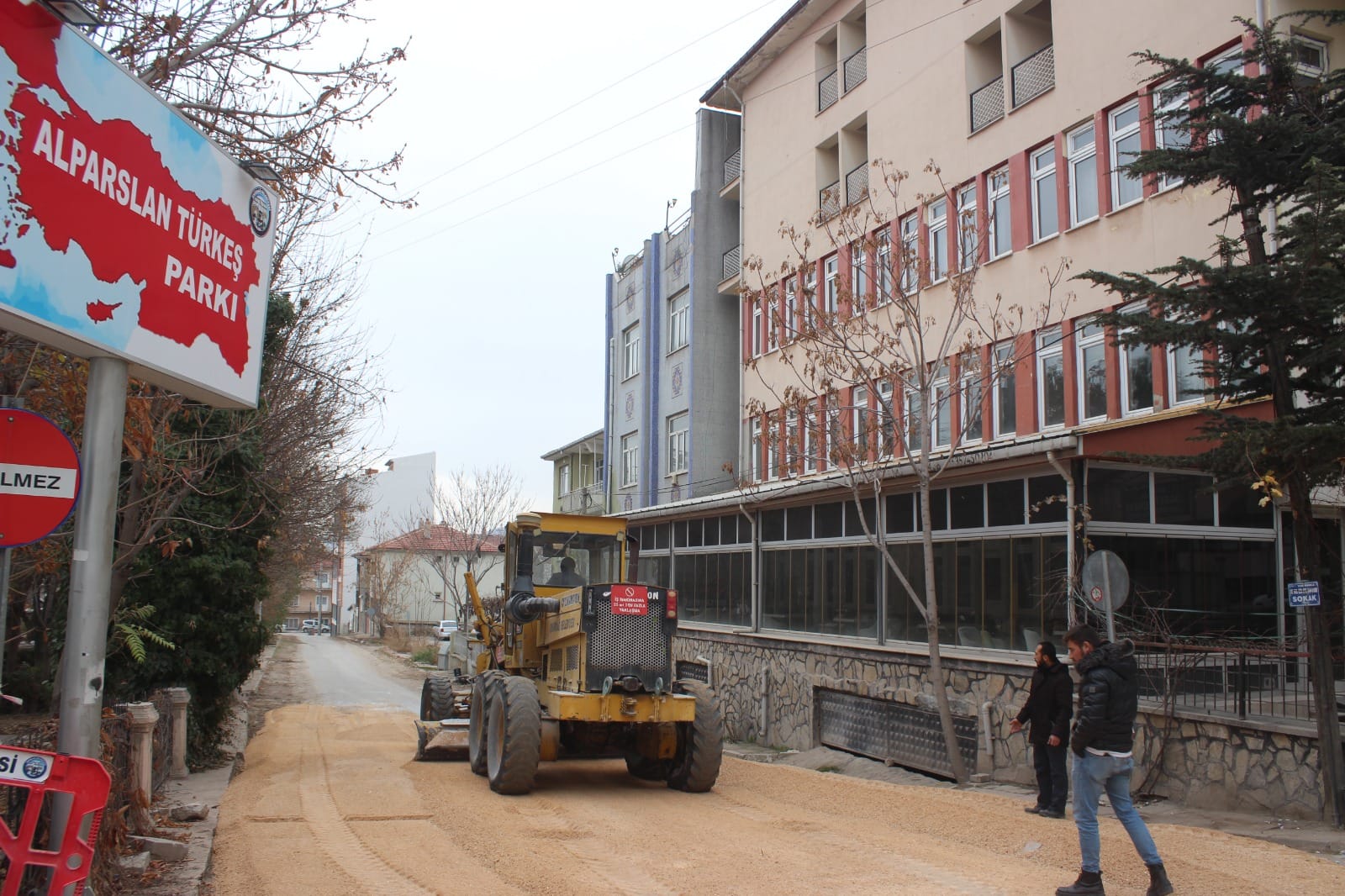 Öğretmenevi’nin yanındaki yol yapılıyor