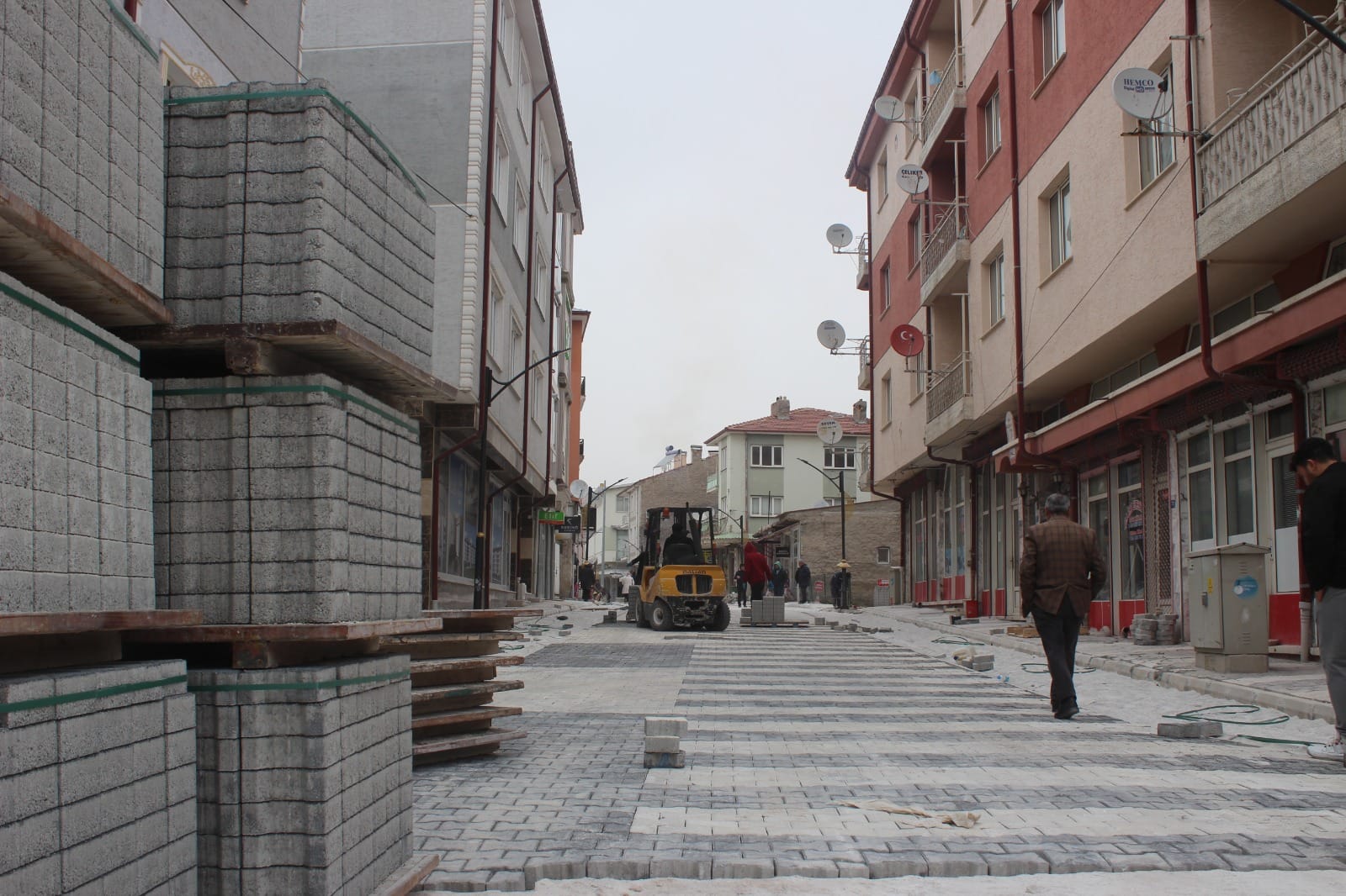 Emirdağ Genelinde Kilit Parke Döşeme Çalışmaları Devam Ediyor