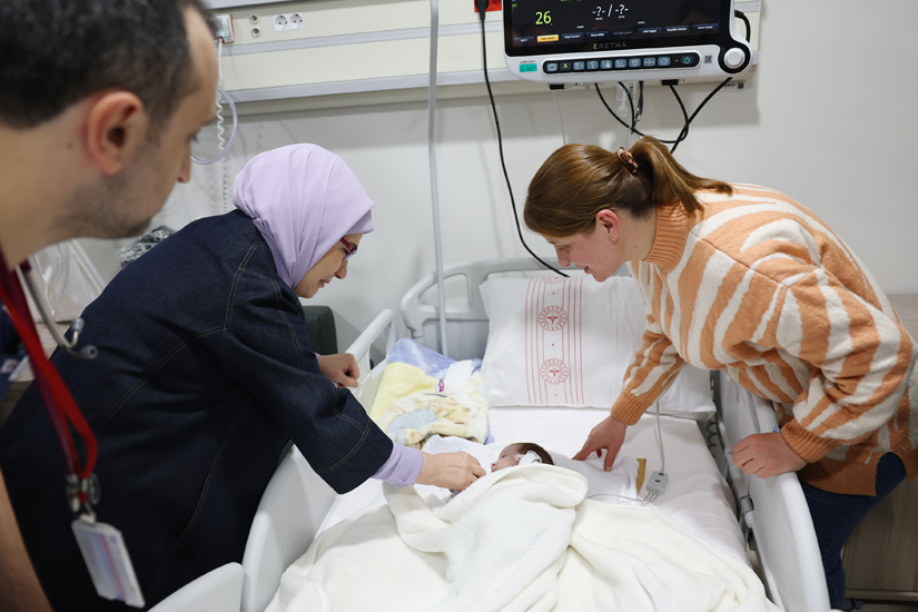 Emine Erdoğan, Ankara’ya getirilen depremzede bebekleri ziyaret etti