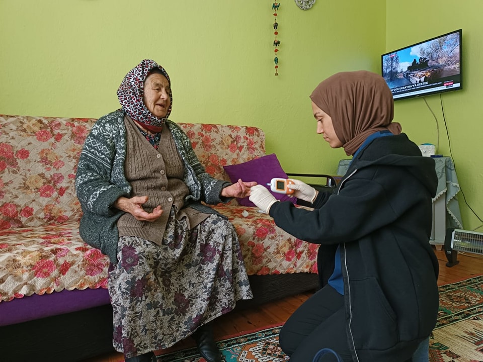 Emirdağ Belediyesi Evde Sağlık Hizmetiyle Takdir Topluyor