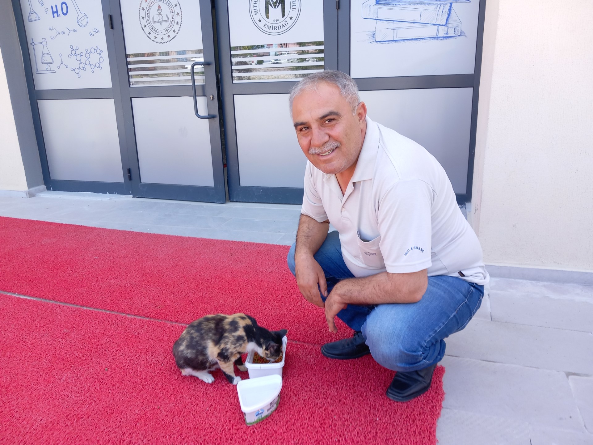 Sevimli kedi, Emirdağ Mithatpaşa Ortaokulu’nun bekçiliğini yapıyor