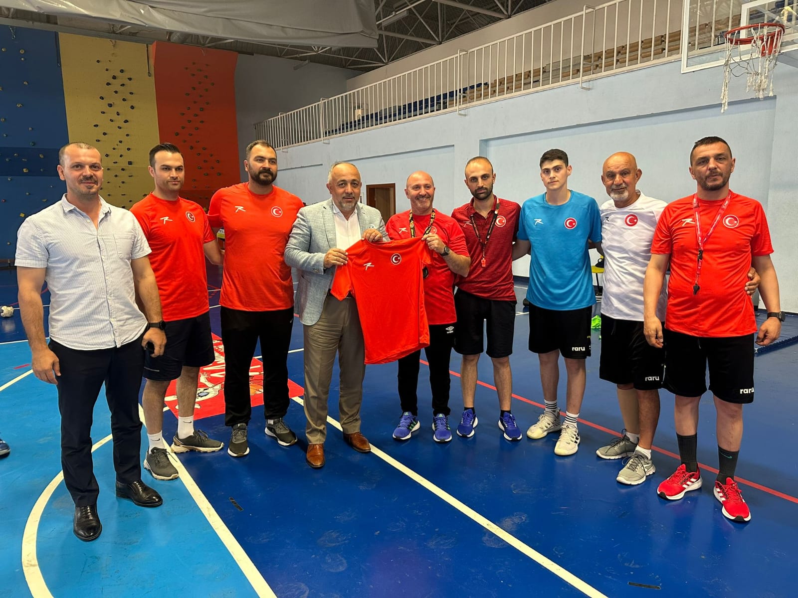 İl Müdürü Kasapoğlu, U-17 Hentbol Milli Takımıylabir araya geldi