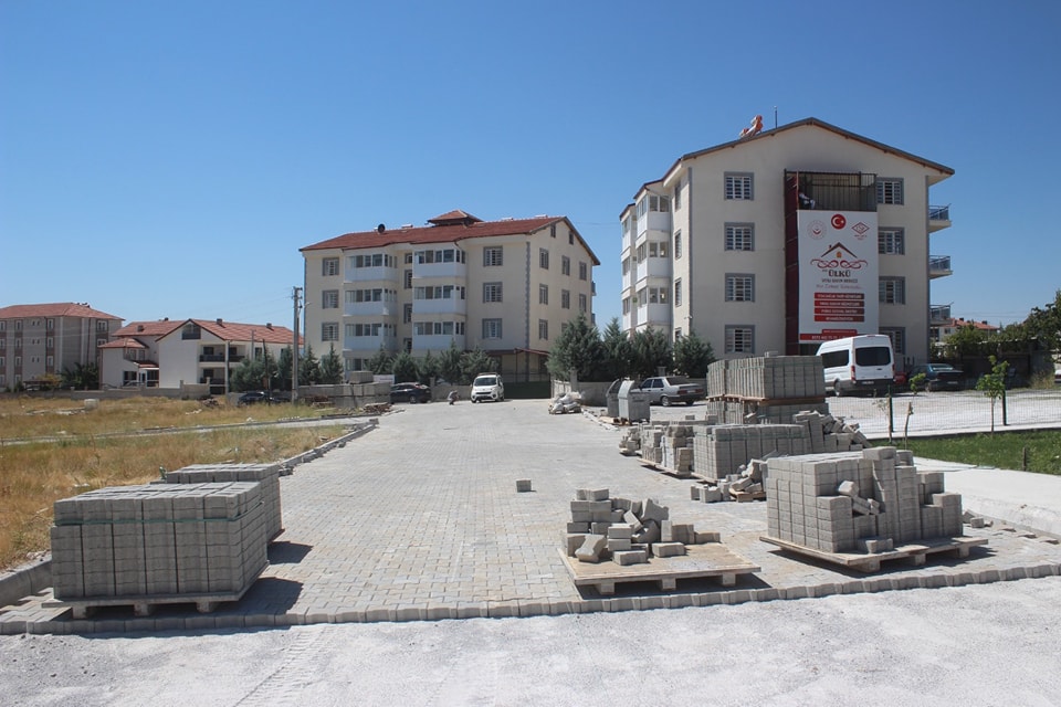 Ülkü Bakım Evi Bölgesine parke taşı döşeniyor