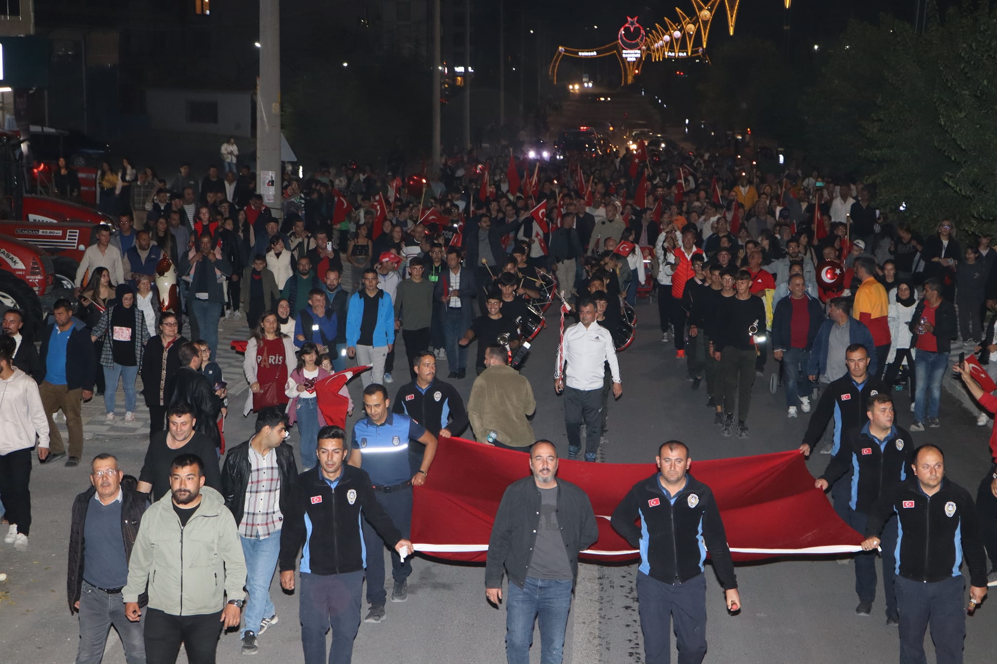 Cumhuriyetimizin 100. Yıl Ruhuna Yakışır Fener Alayı Yürüyüşü