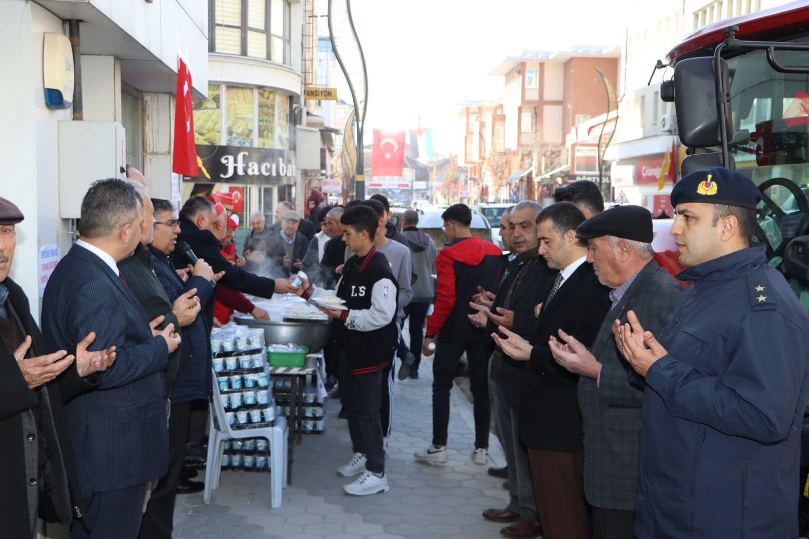 İlçemizde şehitlerimiz için yemek dağıtıldı, dua edildi