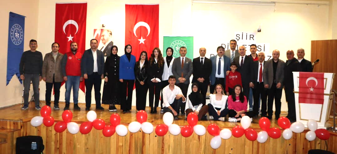 İlçemizde “Vatan Millet Bayrak” temalı şiir dinletisi