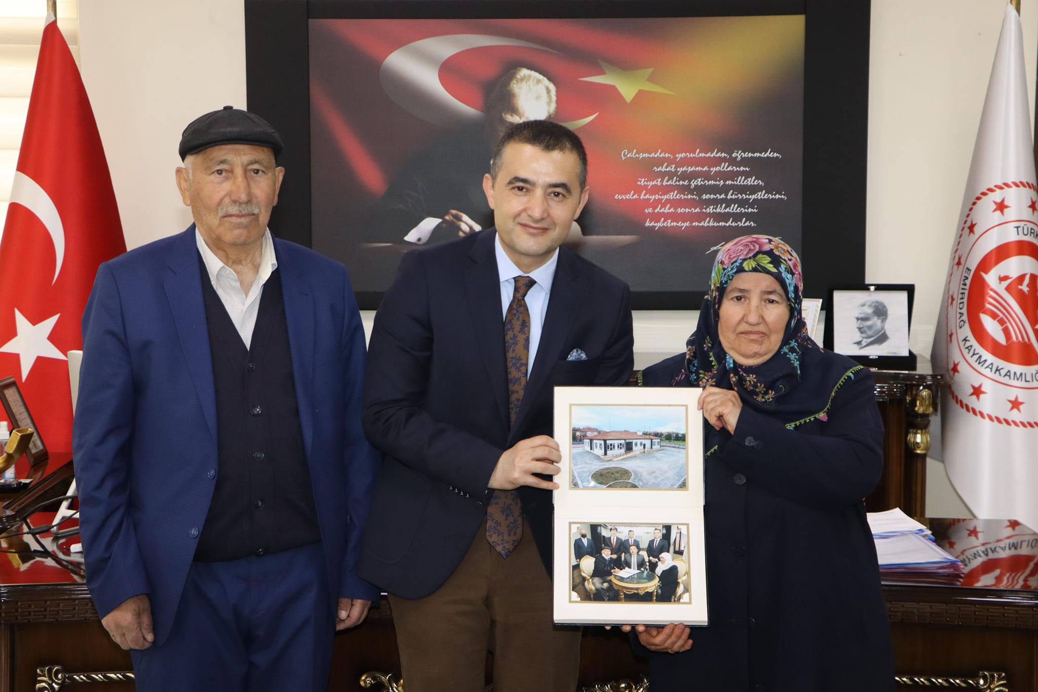 Kaymakam Bilici’den hayırsever aileye hediye albüm