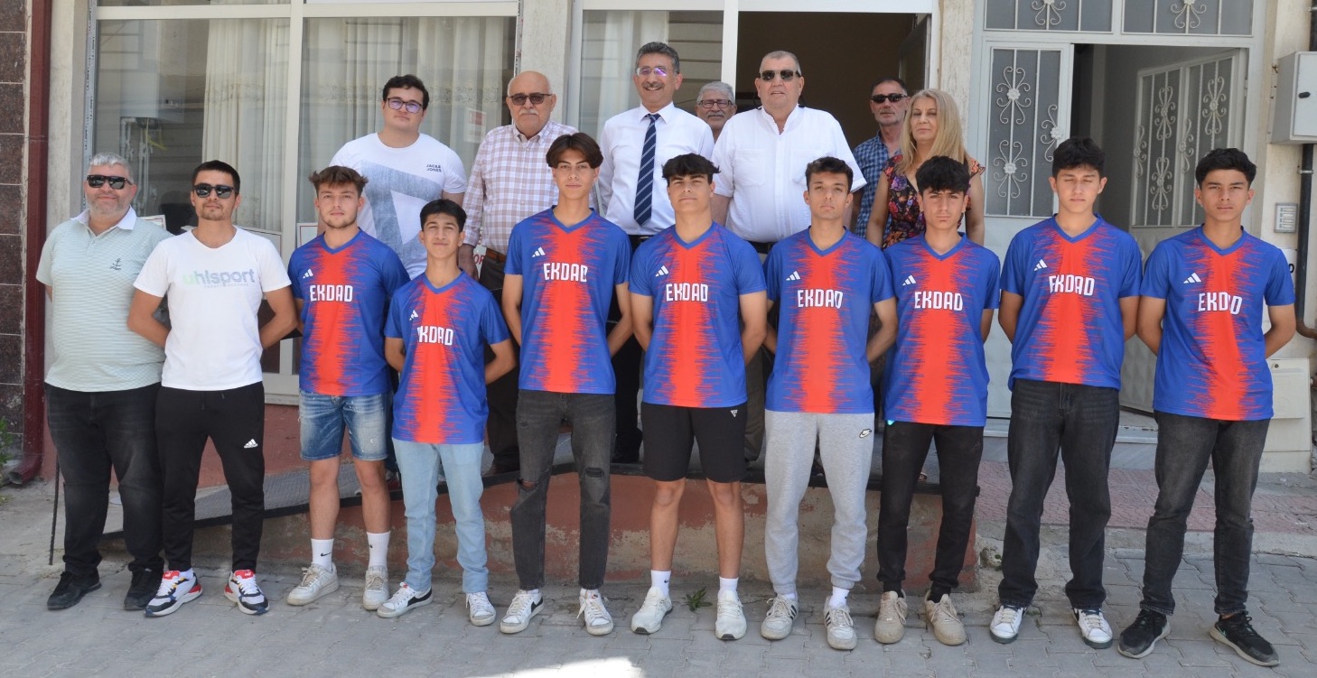 EKDAD’tan ilçemizdeki lise öğrencilerine futbol forması