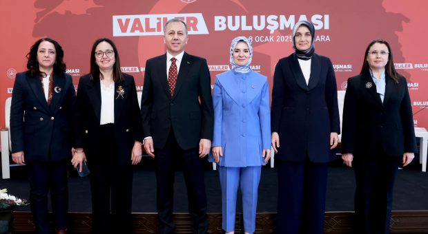 Afyonkarahisar Valisi Yiğitbaşı, Valiler Buluşması’nda Bakan Yerlikaya ve Emirdağlı Bakan Göktaş ile beraber bu resmi paylaştı