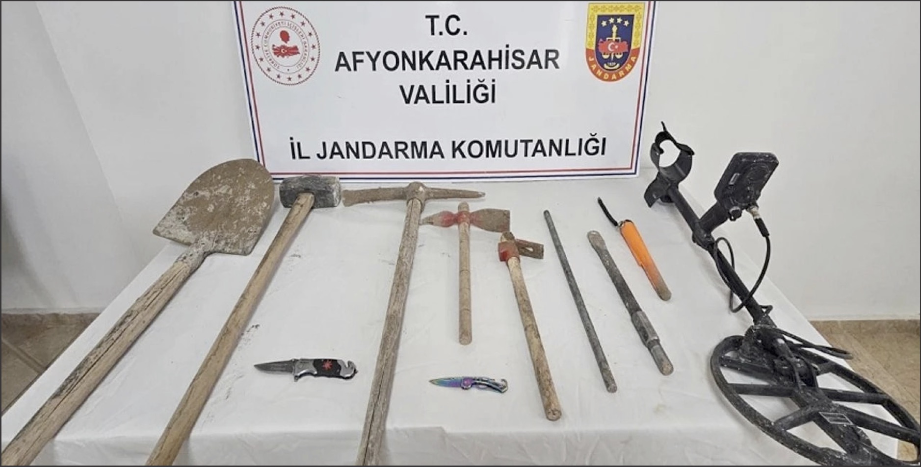 İlçemiz Özkan Köyü’nde kaçak kazı yapan 3 kişiyi Jandarma yakaladı