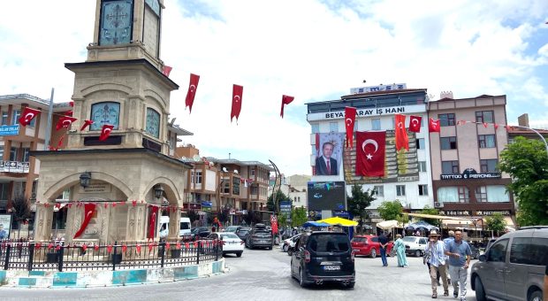 Emirdağ Cumhuriyet Meydanı, Türk bayraklarıyla donatıldı!