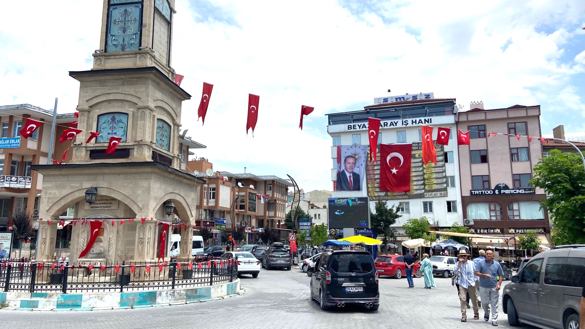 Emirdağ Cumhuriyet Meydanı, Türk bayraklarıyla donatıldı!