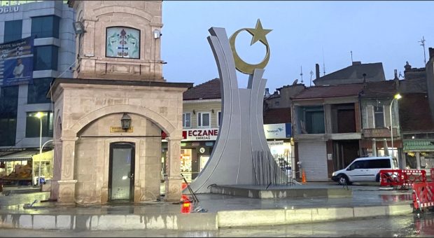 Cumhuriyet Meydanı’na Ay Yıldızlı Yeni Anıt!