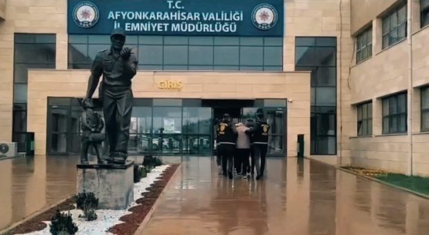 Kendilerini polis olarak tanıtıp vatandaşları dolandırmışlar