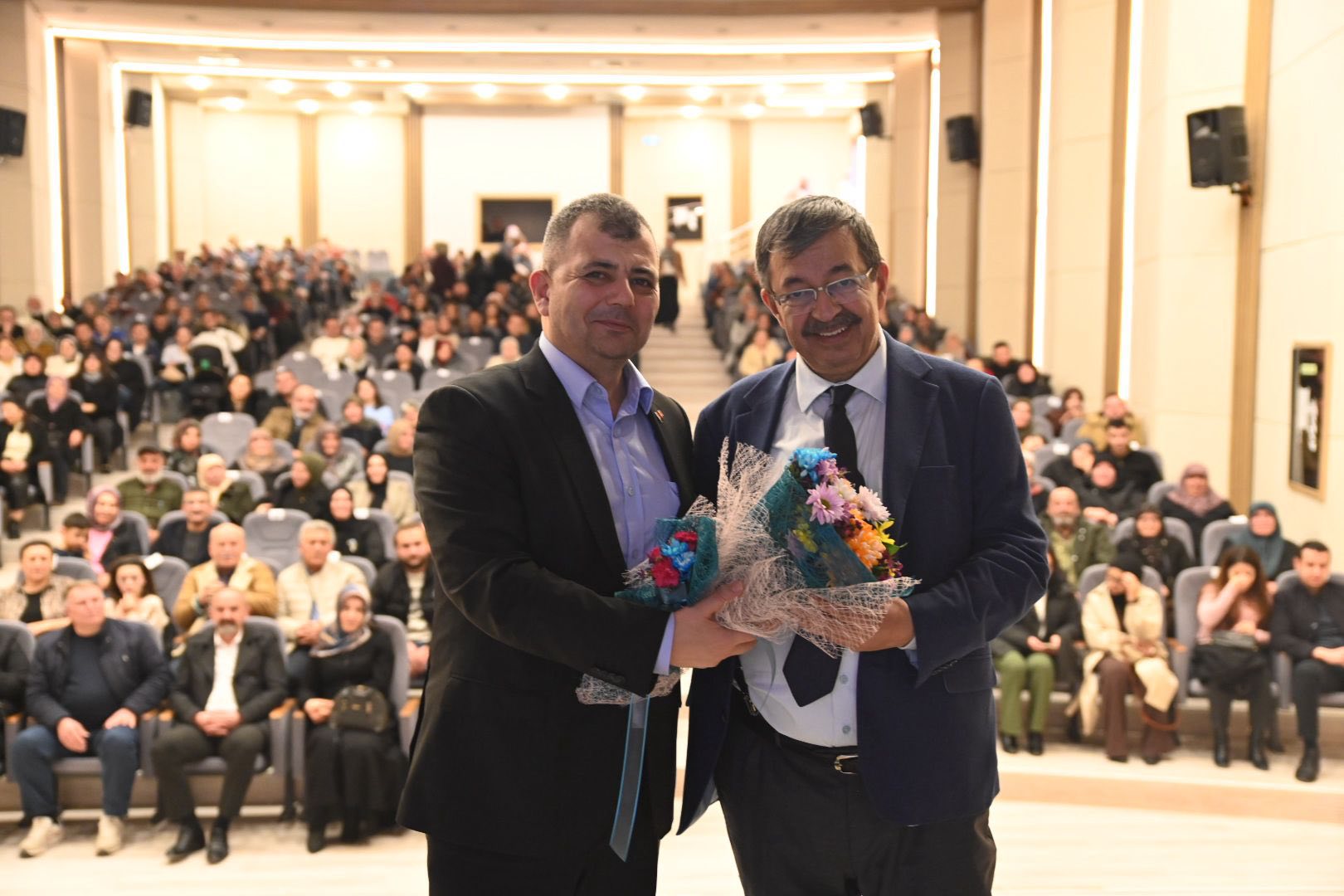 Hayati İnanç, Aziziye Sanat Merkezi’ni Bir Kez Daha Doldurdu