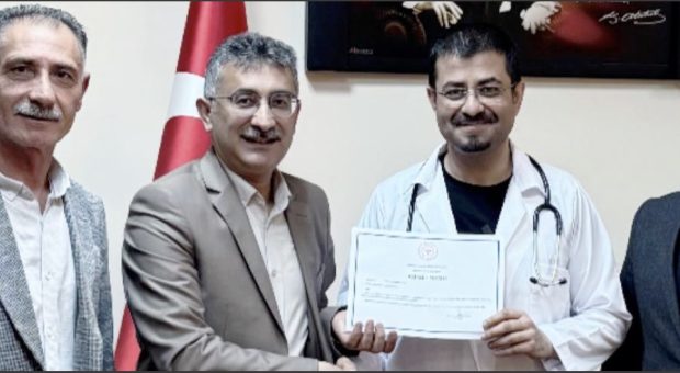 Acil Uzman Doktor Serdar Taşçı’ya teşekkür belgesi verildi