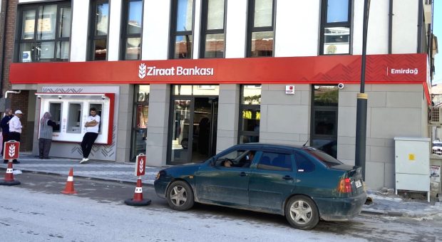 EMİRDAĞ ZİRAAT BANKASI ESKİ YERİNE TAŞINDI