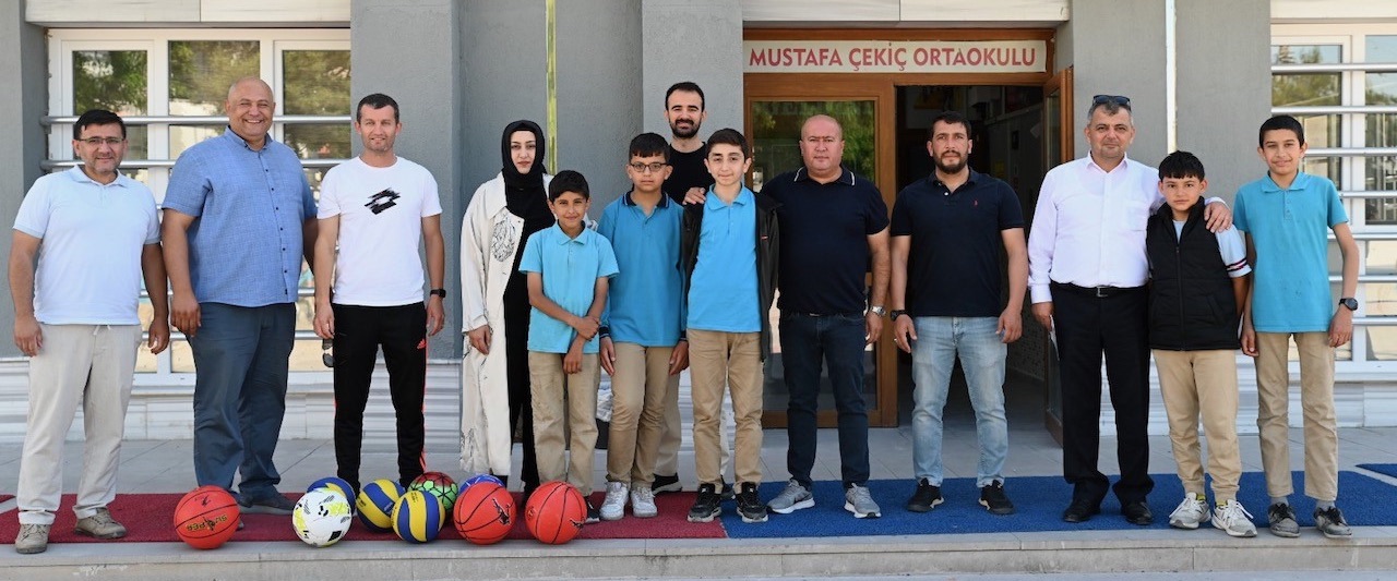 EMİRDAĞ BELEDİYESİNDEN OKULLARA SPOR DESTEĞİ PROJESİ