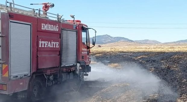 Ağılcık ve Karacalar Köylerinde Anız Yangını itfaiye ekiplerinin hızlı müdahalesiyle söndürüldü