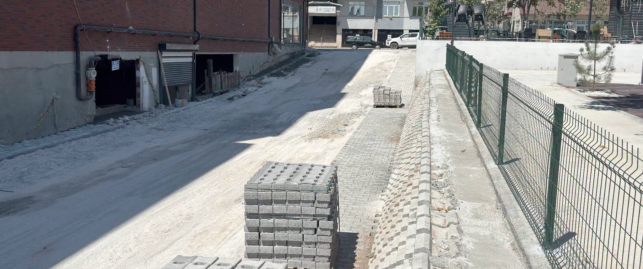 Doğa Millet Bahçesi’nin kenarındaki yola parke taşı döşeniyor