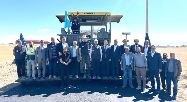 İlçemiz Eşrefli-Toklucak Yolu’nda sıcak asfalt çalışması devam ediyor