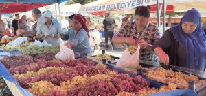 Emirdağ Cumartesi Pazarı’na halkın ilgisi devam ediyor