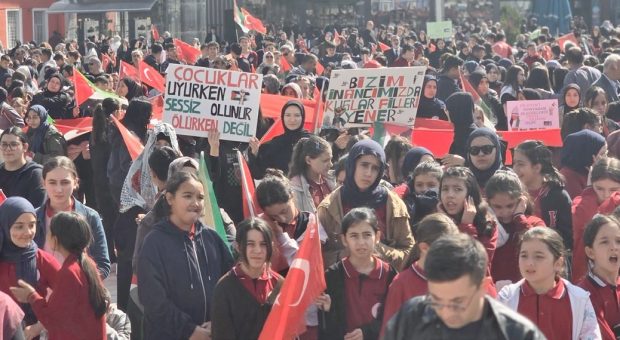 Afyonkarahisar’da öğrenci ve öğretmenlerden Gazze yürüyüşü